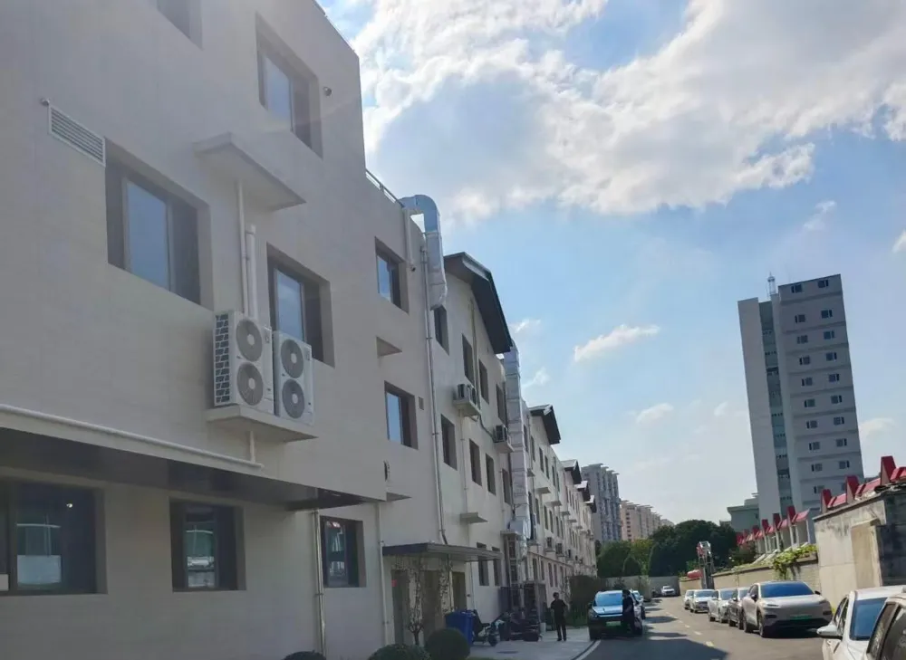 Apa yang Membuat Ubin Porselen Berpenampilan Travertine Ideal Untuk Proyek Plaza Komersial Skala Besar?
